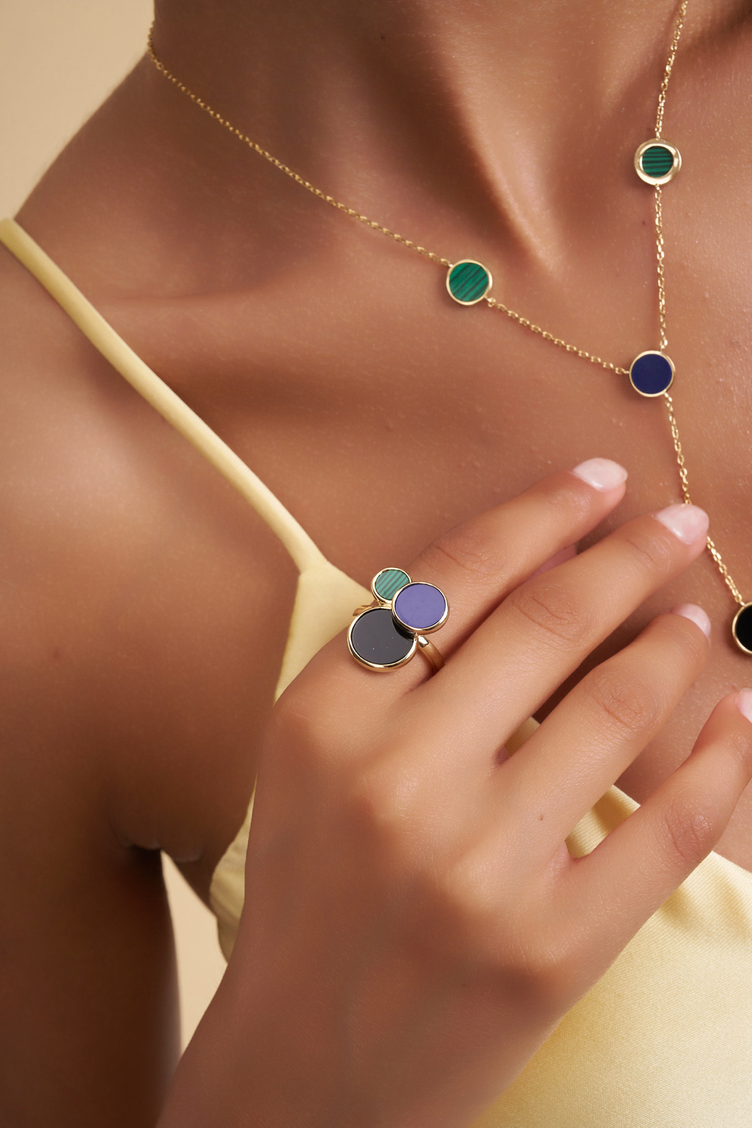 COLLANA DORATA CON PIETRE NATURALI (ONICE, LAPIS, MALACHITE)