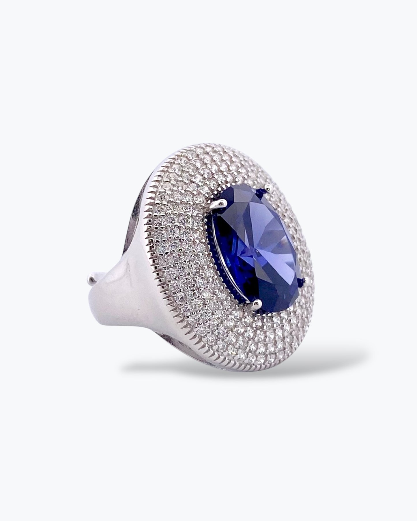 ANELLO CON PIETRA OVALE CENTRALE E PAVE