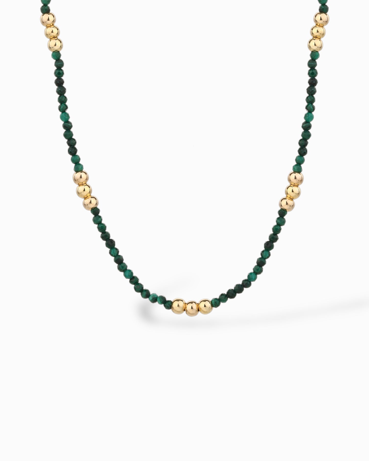 Collana con Palline Verdi in Malachite e Dettagli Dorati