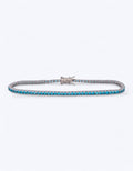 Bracciale tennis flessibile in argento 925 con fila continua di zirconi azzurro oceano taglio brillante e chiusura a cassetta con ganci, su sfondo bianco