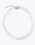 Girocollo di perle bianche coltivate disposte a cerchio con chiusura a molla circolare e catenella di estensione in argento 925 su sfondo bianco.
