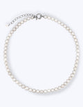 Girocollo di perle bianche lucide Di Luce Bijoux, disposto in cerchio con dettagli della chiusura regolabile a molla in argento 925 su sfondo bianco