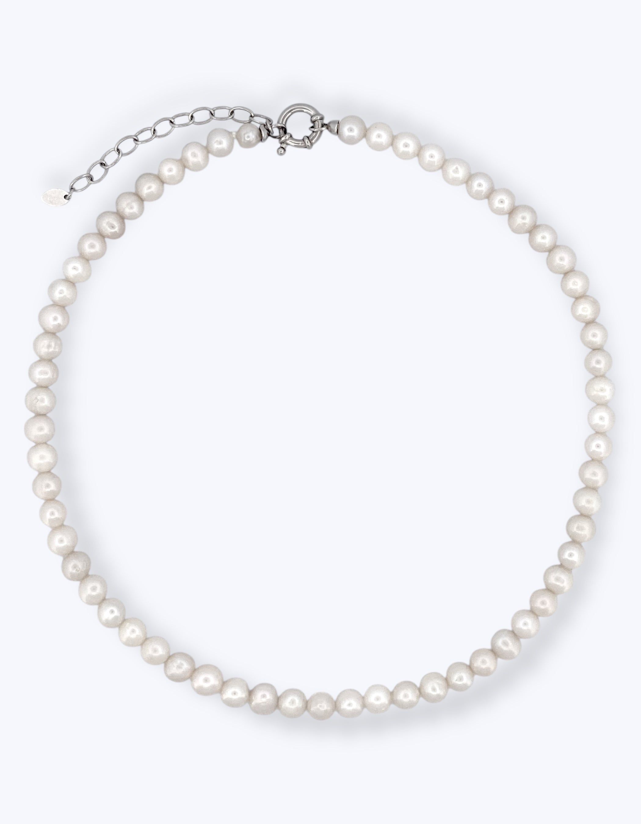 Girocollo di perle bianche lucide Di Luce Bijoux, disposto in cerchio con dettagli della chiusura regolabile a molla in argento 925 su sfondo bianco