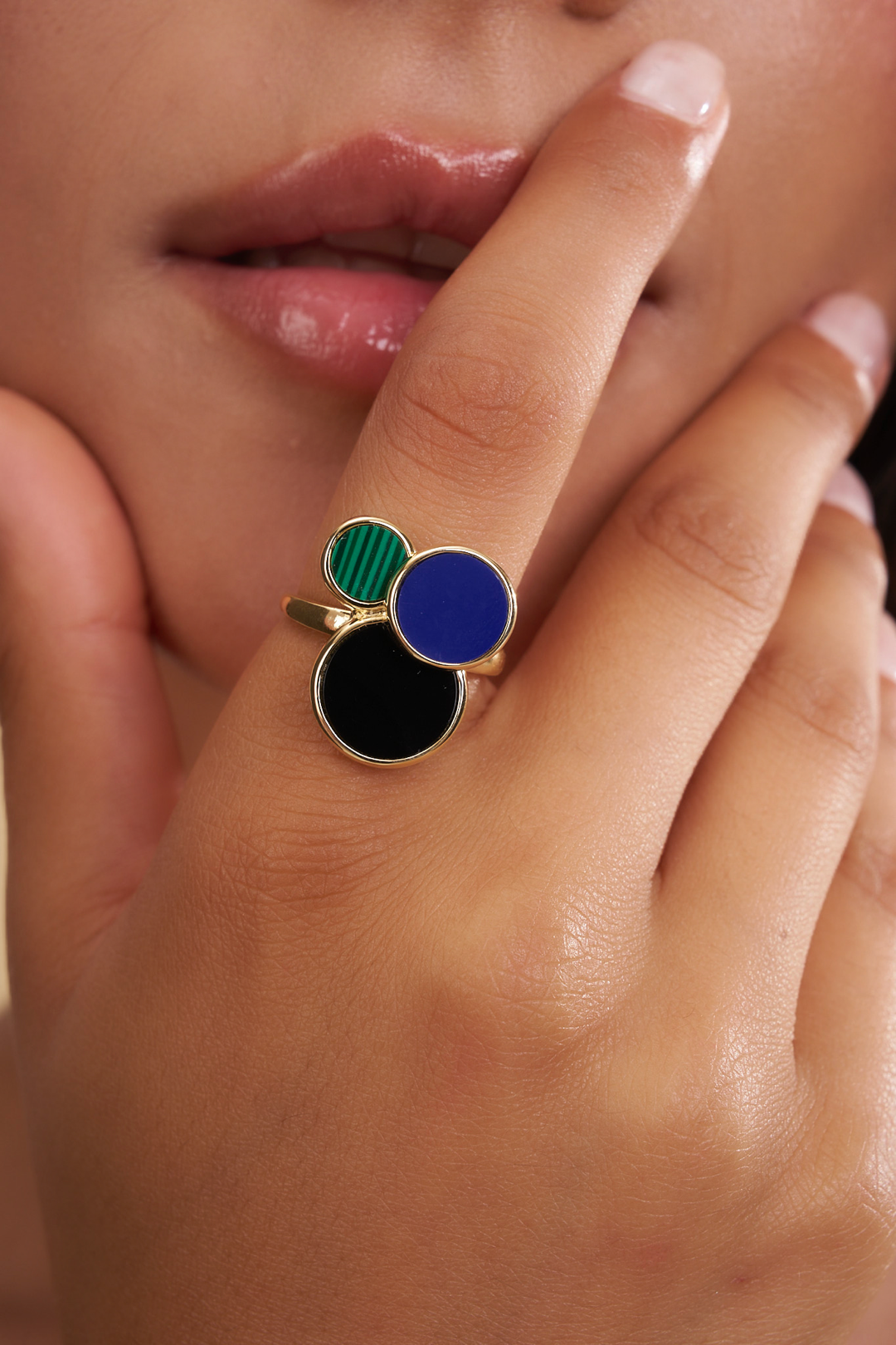 ANELLO DORATO CON ONICE, LAPIS E MALACHITE