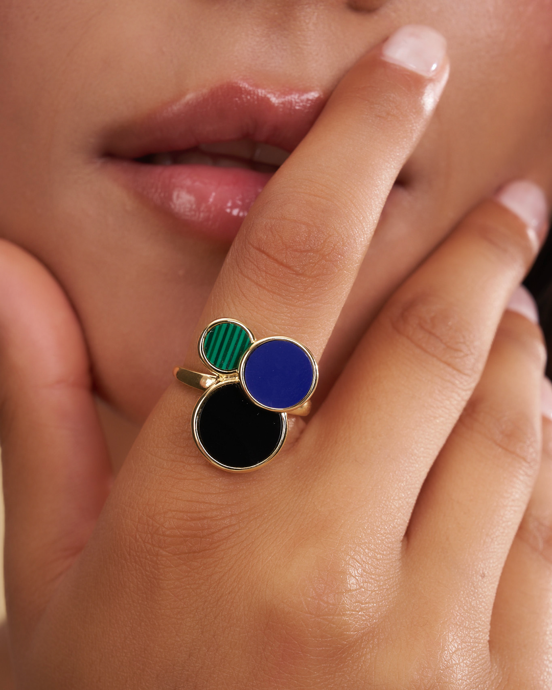 ANELLO DORATO CON ONICE, LAPIS E MALACHITE