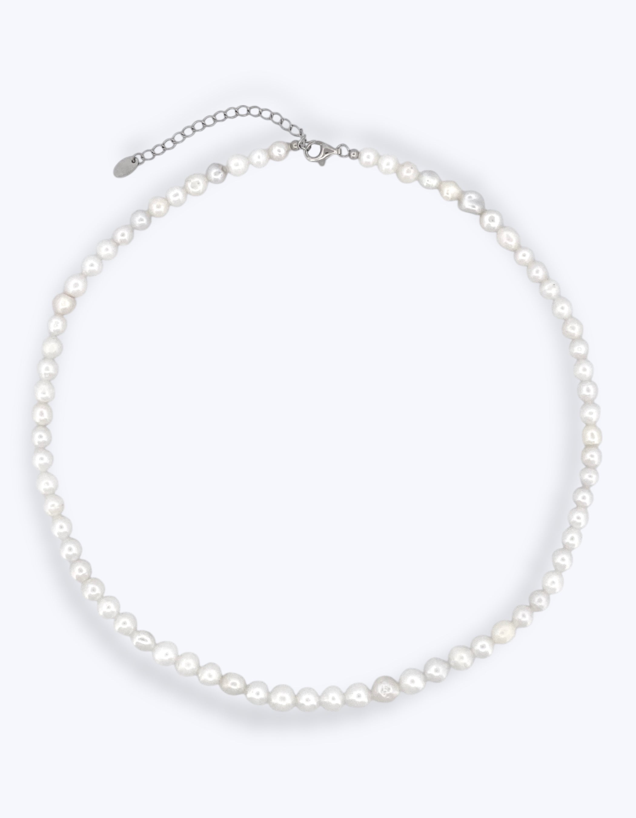 Girocollo classico in Argento 925 composto da un filo continuo di perle coltivate d'acqua dolce con chiusura a moschettone regolabile su sfondo bianco.