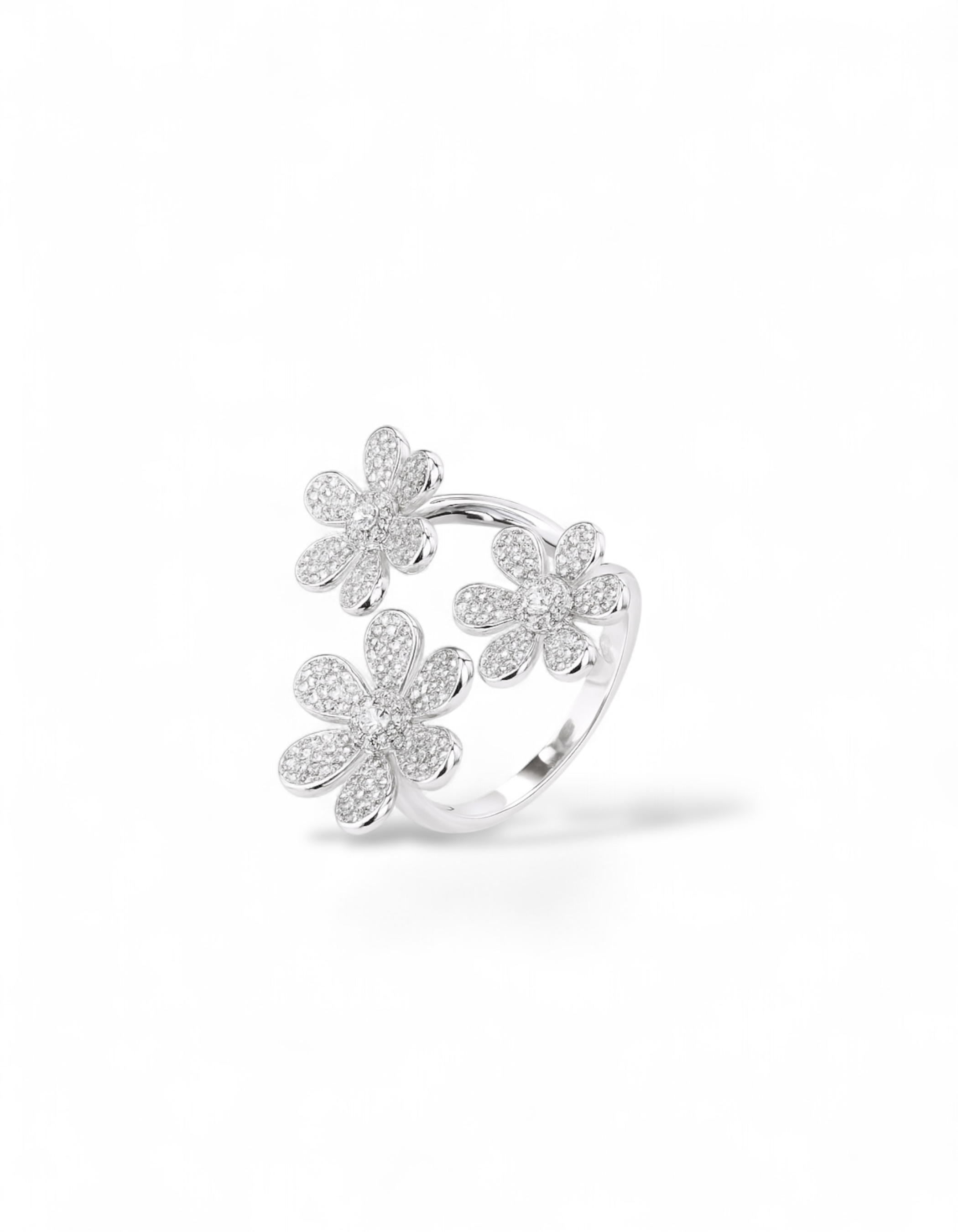 Anello contrarié in argento 925 rodiato a forma di tre fiori asimmetrici tempestati di pavé di zirconi bianchi - Di Luce Bijoux
