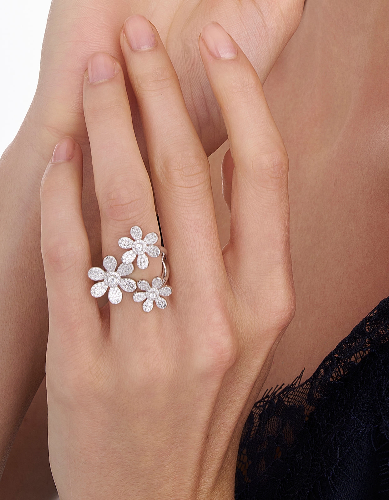 Anello contrarié in argento 925 rodiato a forma di tre fiori asimmetrici tempestati di pavé di zirconi bianchi - Di Luce Bijoux