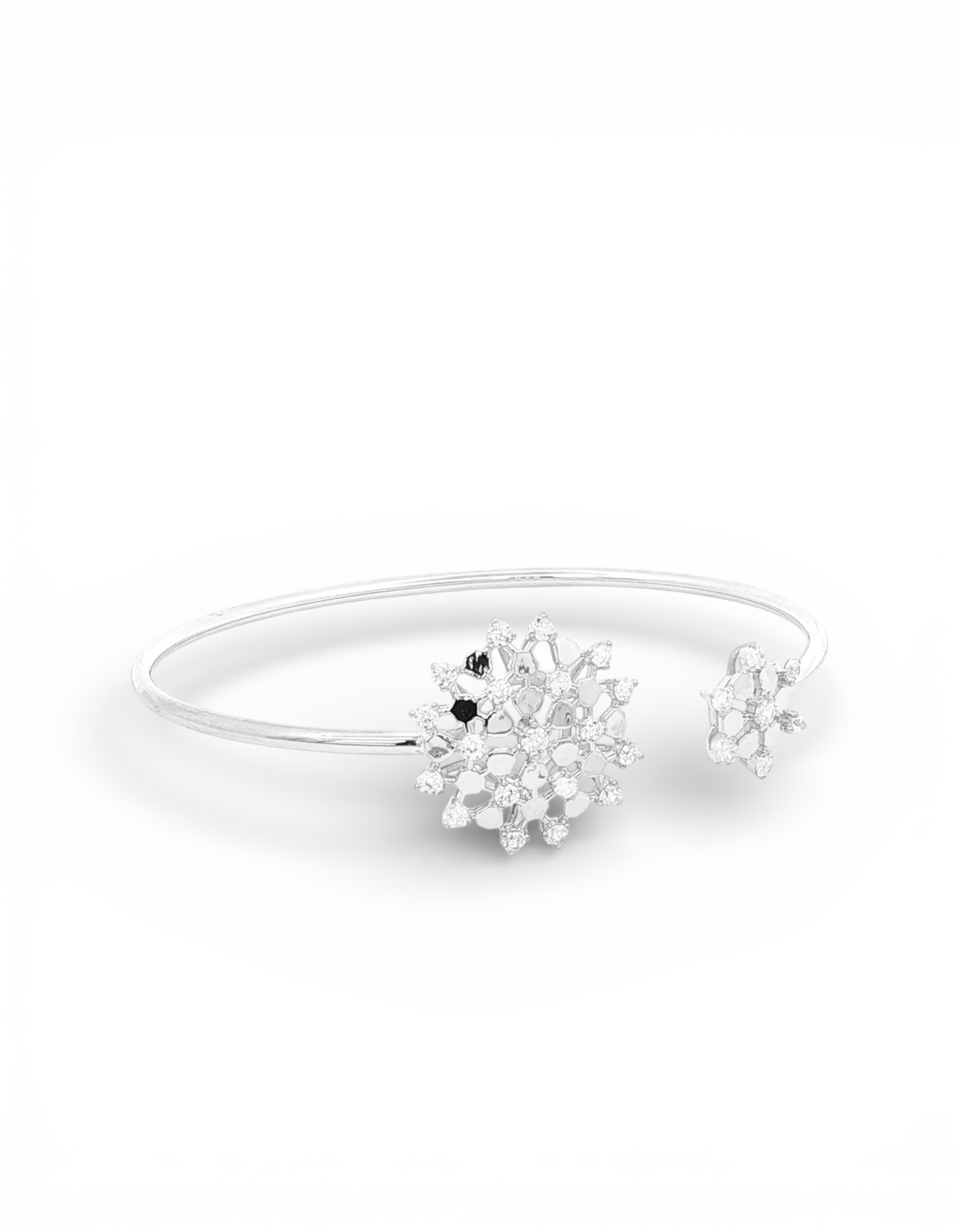 Bracciale rigido aperto in argento 925 placcato rodio con elementi floreali asimmetrici tempestati di cubic zirconia trasparenti Lucebijoux