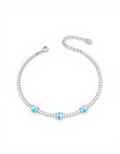 Bracciale tennis regolabile in argento 925 rodiato con zirconi bianchi e tre pietre centrali a forma di cuore azzurre su sfondo bianco.