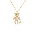 Collana in argento placcato oro giallo con ciondolo a forma di orsetto tempestato di zirconi bianchi che tiene un piccolo orsetto liscio, su sfondo bianco.