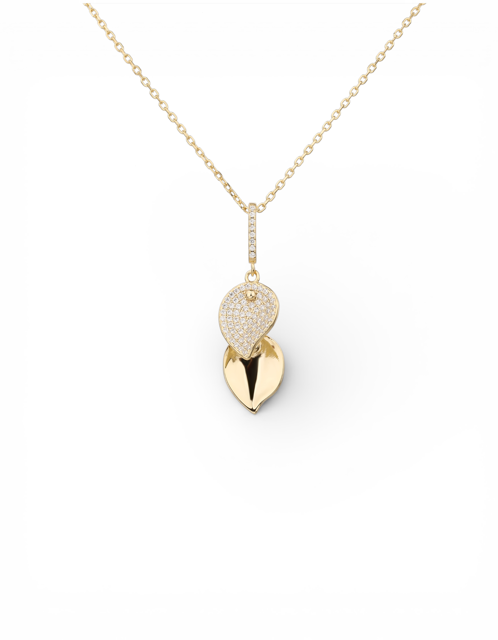 Collana pendente in argento 925 placcato oro giallo con ciondolo a doppia foglia asimmetrica, una in pavé di zirconi e una lucida a specchio, con contromaglia zirconata DiLuce Bijoux.