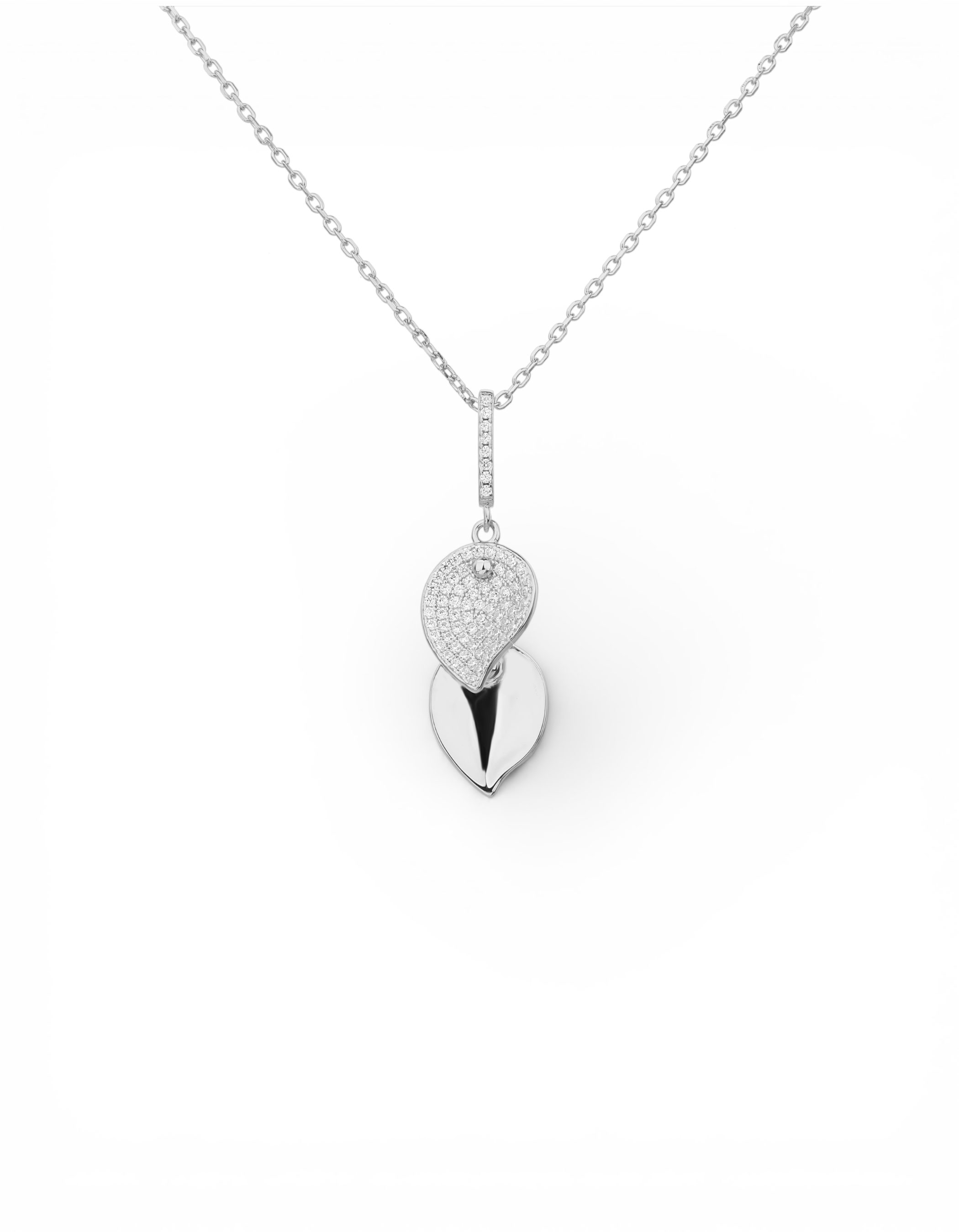 Collana con ciondolo a doppia foglia in argento 925 rodiato, caratterizzata da un petalo tempestato di zirconi cubici bianchi e contromaglia brillante DiLuce Bijoux.
