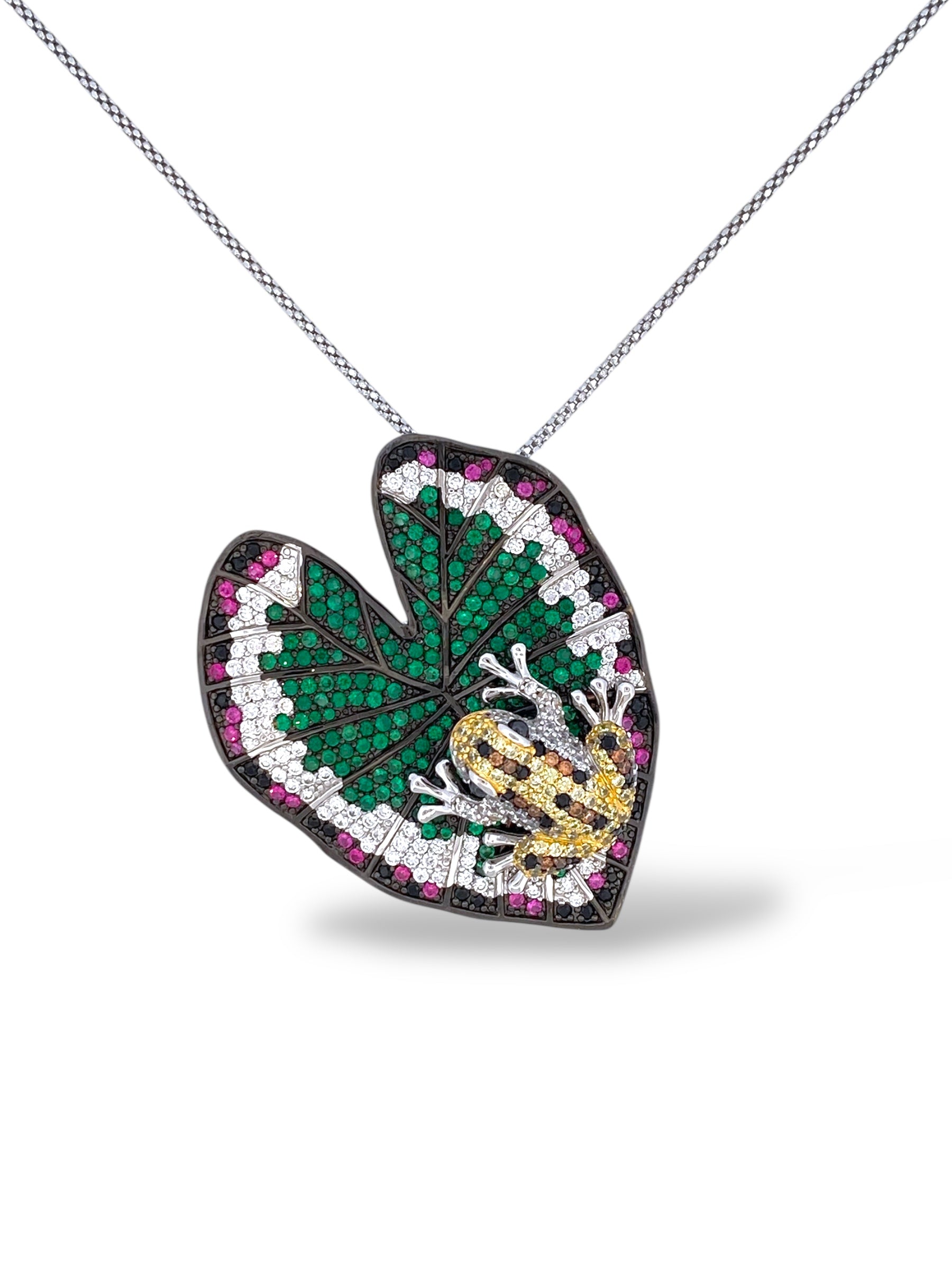 COLLANA SPILLA RANA SU NINFEA IN ARGENTO 925 CON PAVÉ DI ZIRCONI MULTICOLOR
