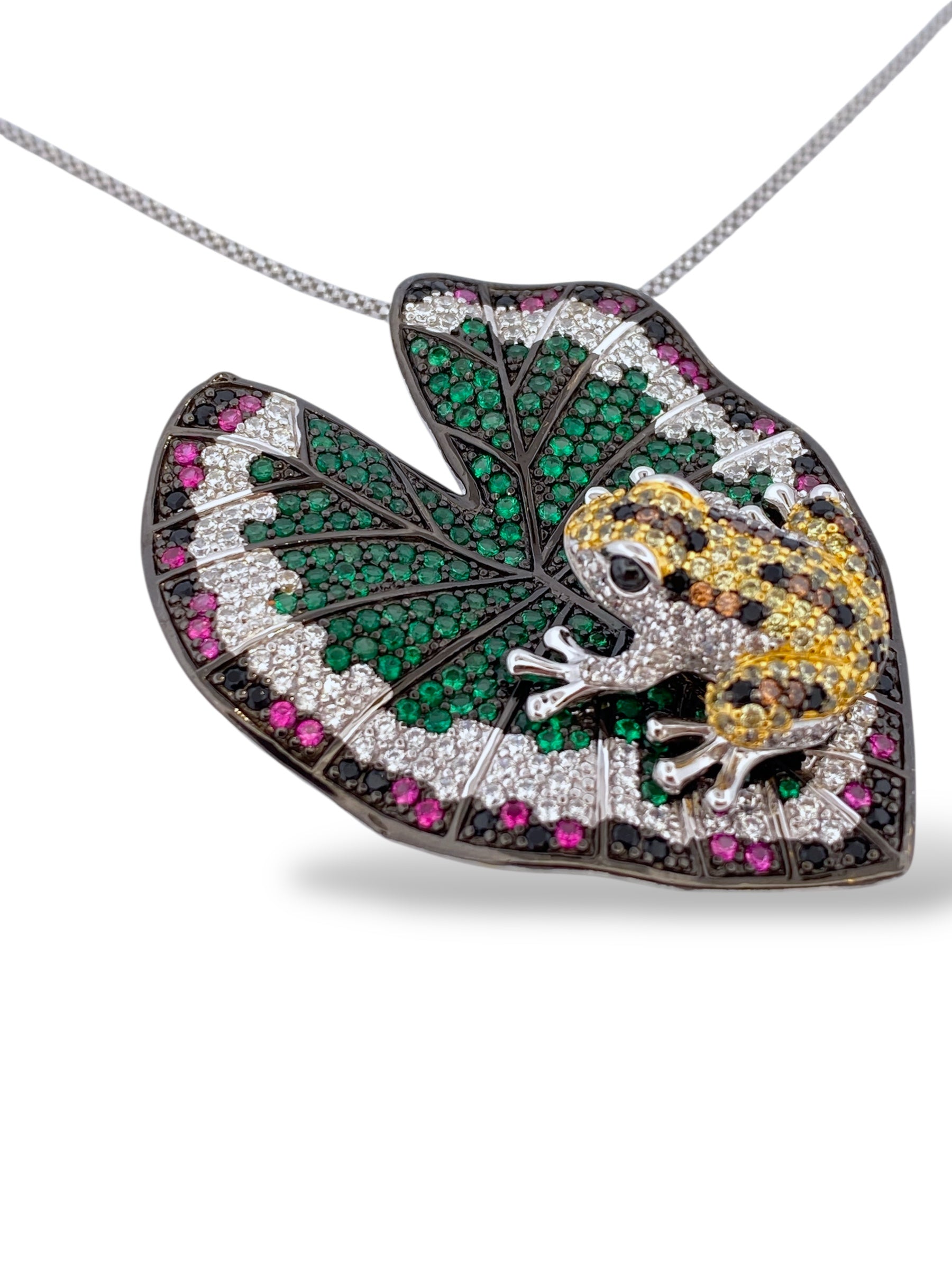 COLLANA SPILLA RANA SU NINFEA IN ARGENTO 925 CON PAVÉ DI ZIRCONI MULTICOLOR