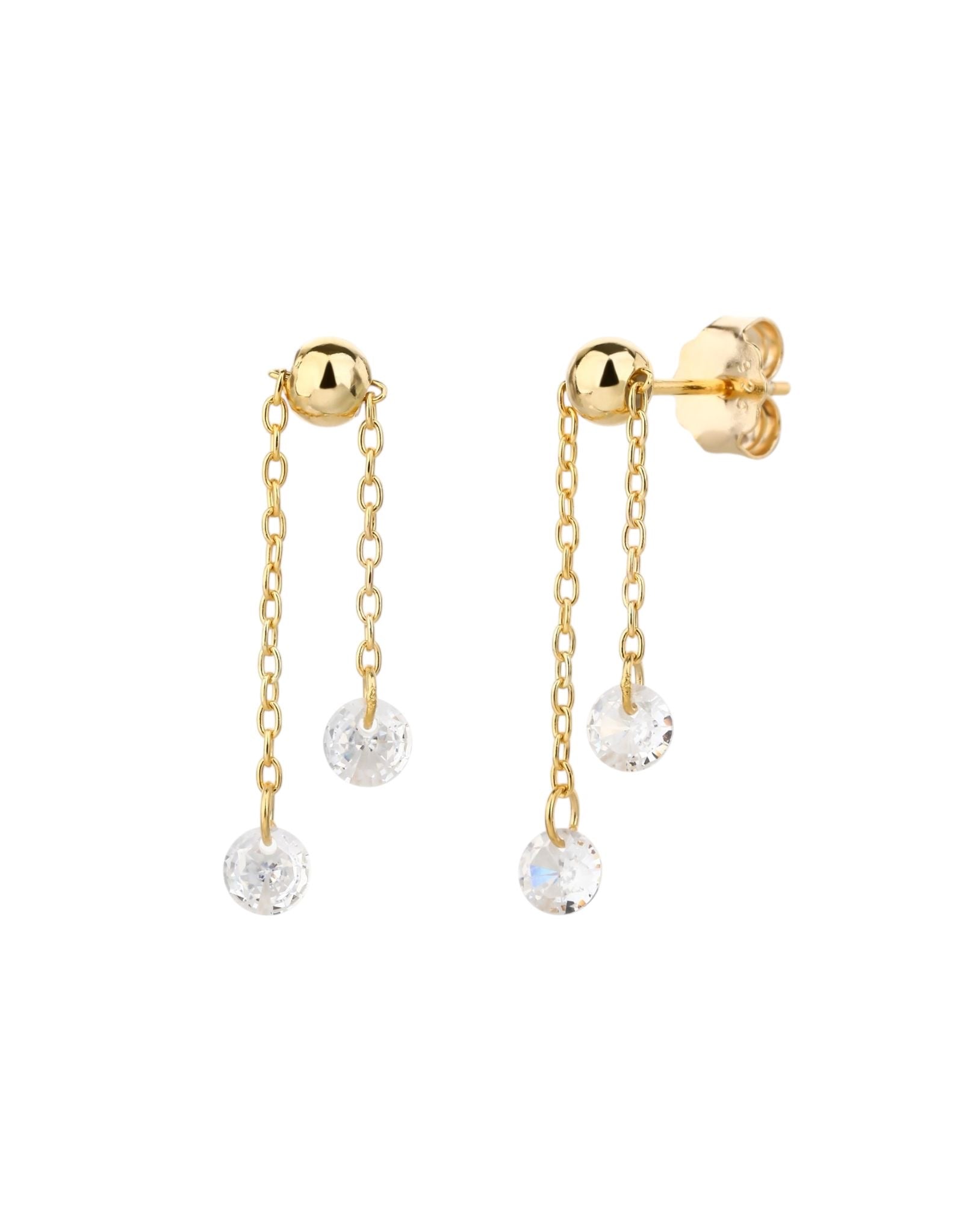 Coppia di orecchini a perno in argento 925 placcato oro con doppia catenella pendente asimmetrica e punti luce finali in zircone bianco, su sfondo bianco.