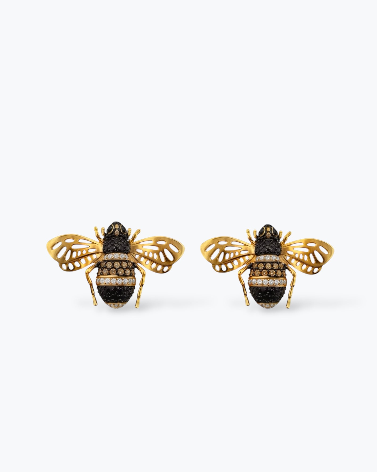 Orecchini a lobo a forma di ape in argento 925 placcato oro giallo con ali traforate e corpo in pavé di zirconi neri, champagne e bianchi Di Luce Bijoux