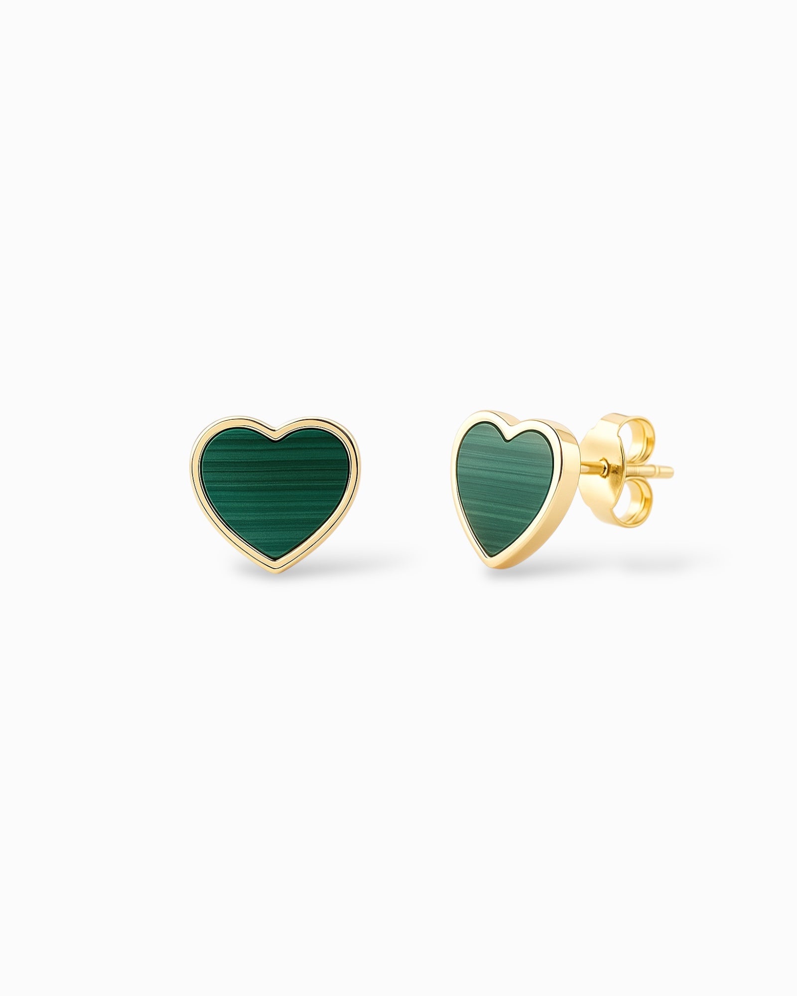 Orecchini a lobo piccoli a forma di cuore in pietra malachite verde striata con montatura liscia in argento 925 placcato oro giallo Di Luce Bijoux