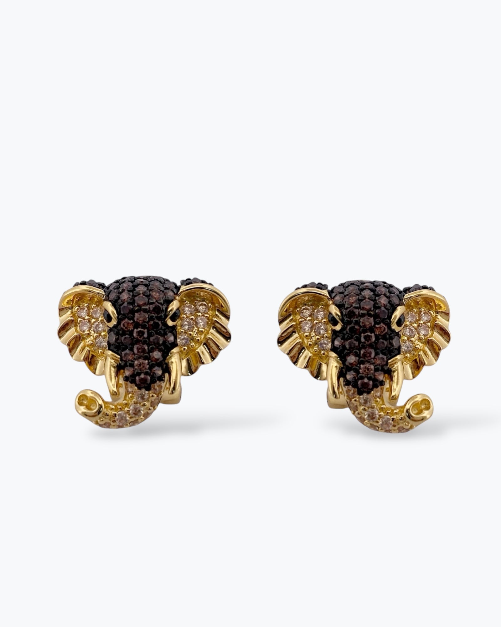 Orecchini a lobo a forma di testa di elefante portafortuna in argento 925 placcato oro giallo con pavé di zirconi marroni e champagne Di Luce Bijoux