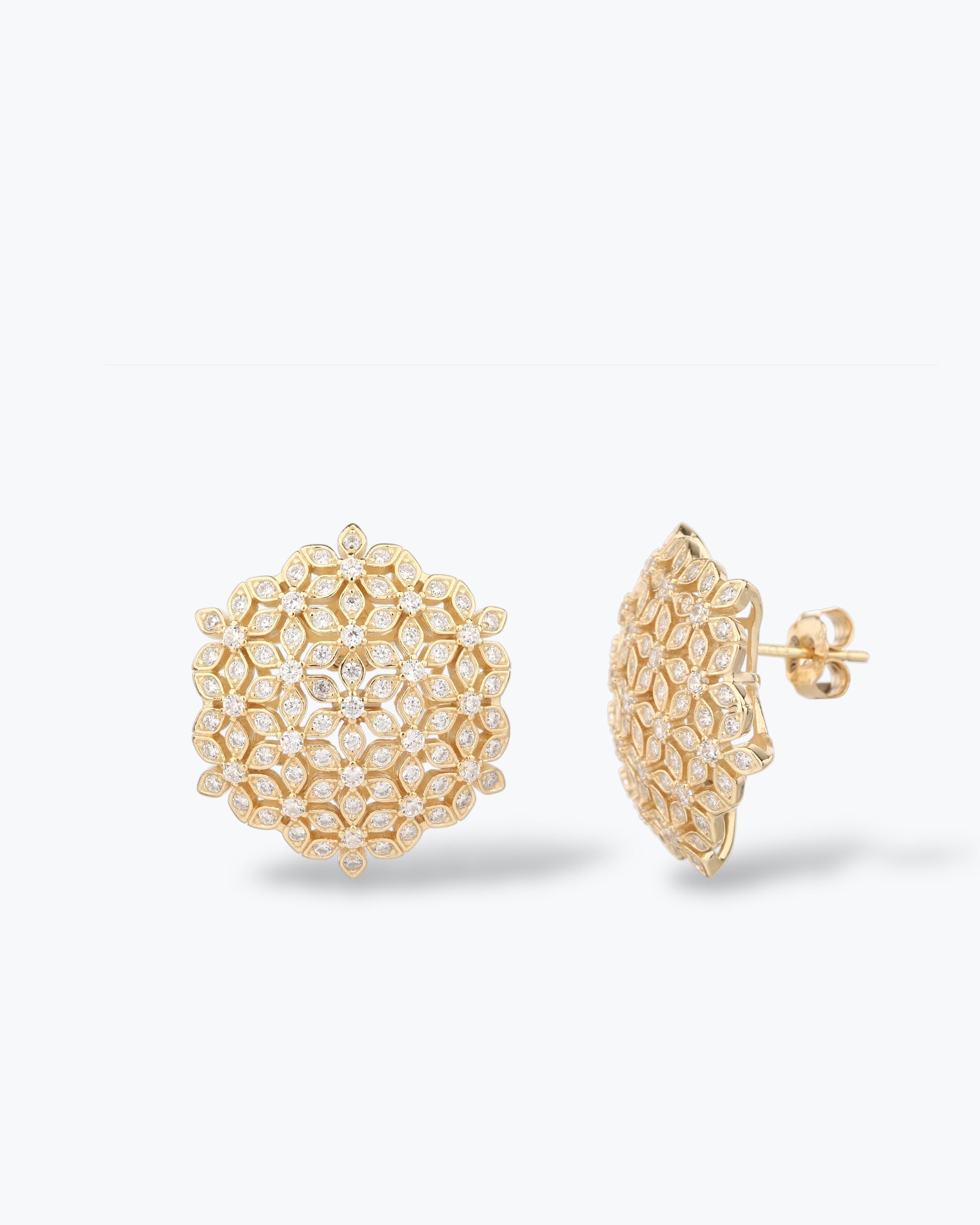 Orecchini a lobo grandi a forma di mandala floreale traforato in argento 925 placcato oro giallo tempestati di piccoli zirconi brillanti Di Luce Bijoux