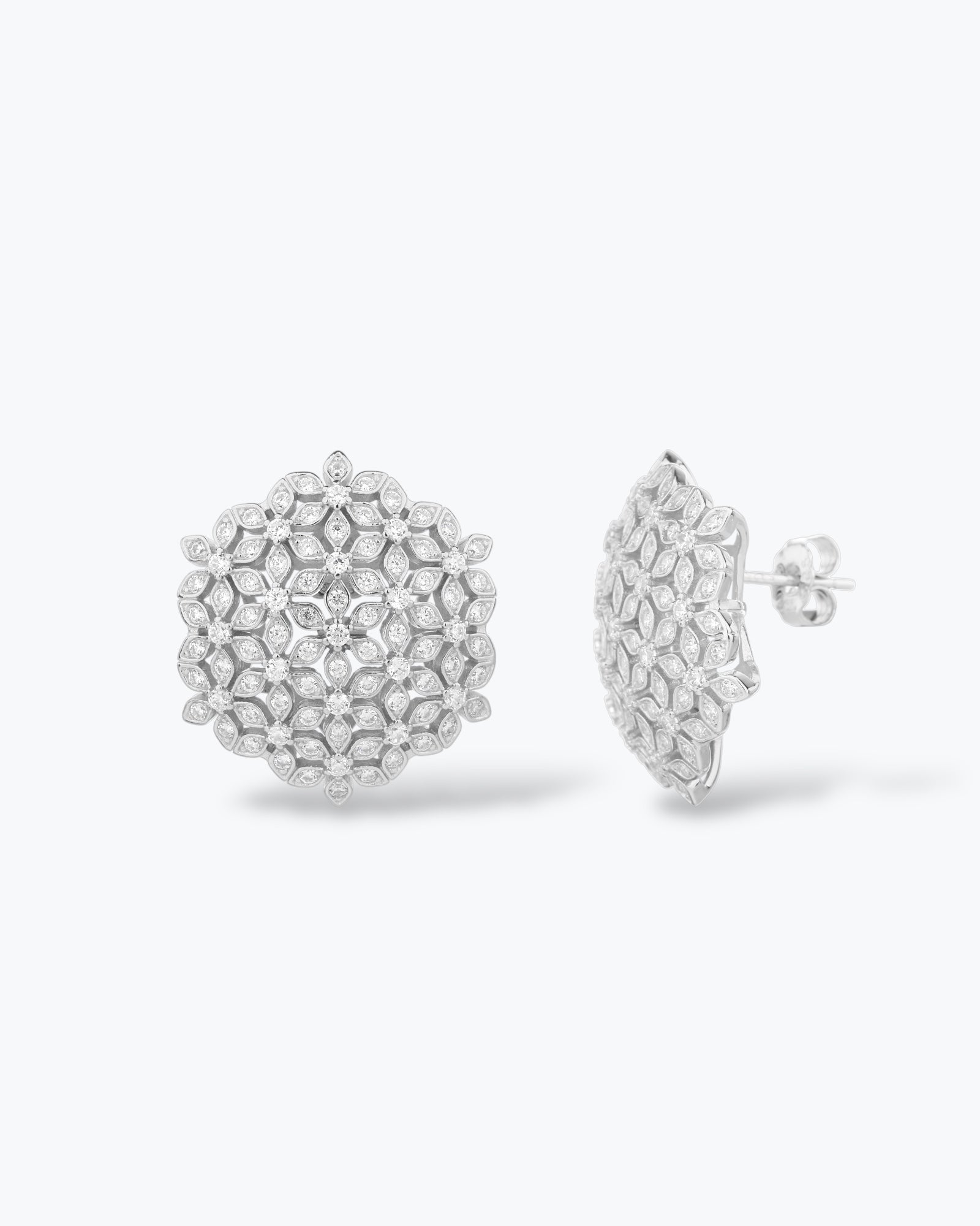 Orecchini a lobo grandi a forma di mandala floreale traforato in argento 925 placcate rodio tempestati di piccoli zirconi brillanti Di Luce Bijoux