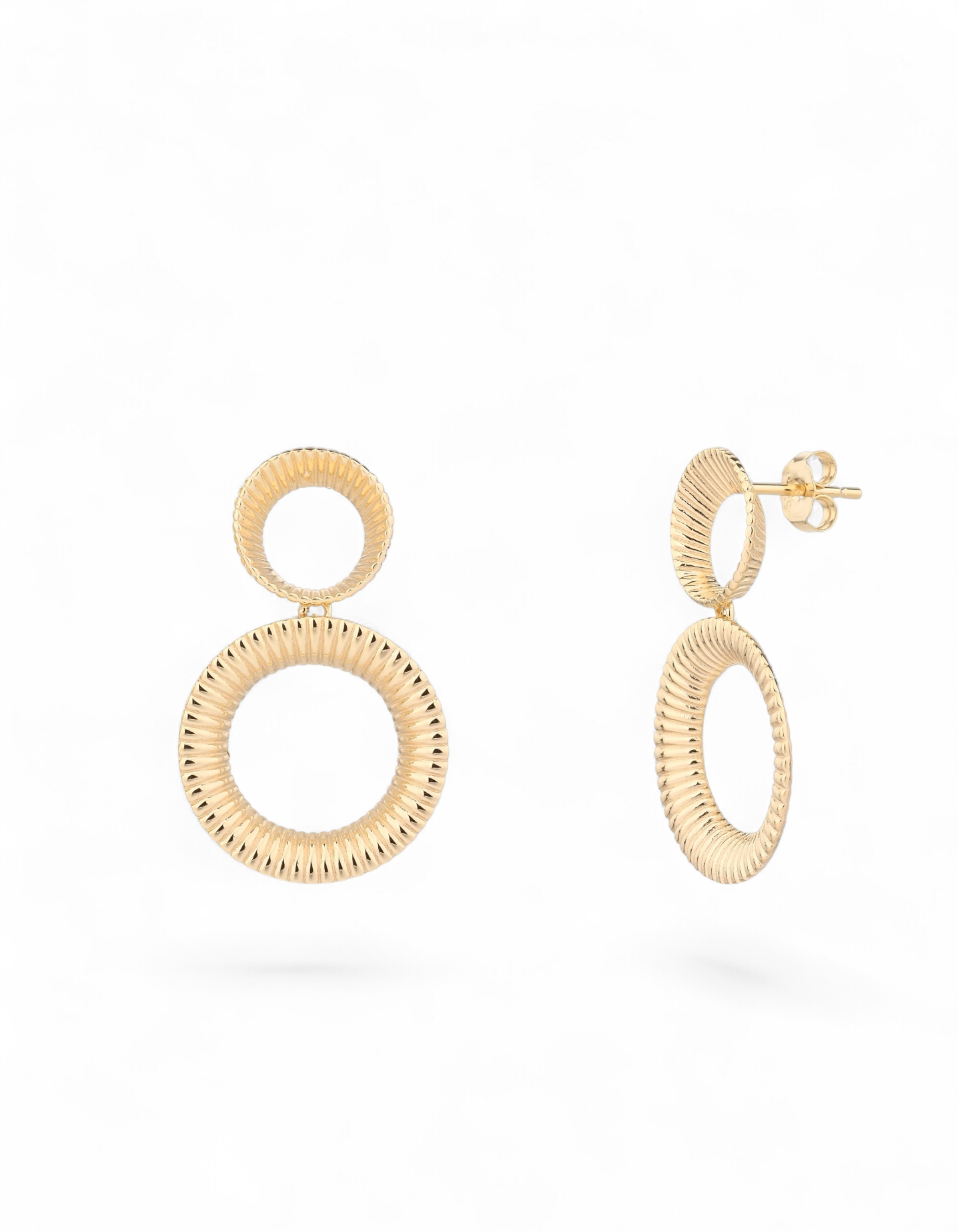 Orecchini pendenti a doppio cerchio con lavorazione rigata in argento 925 placcato oro giallo Di Luce Bijoux.