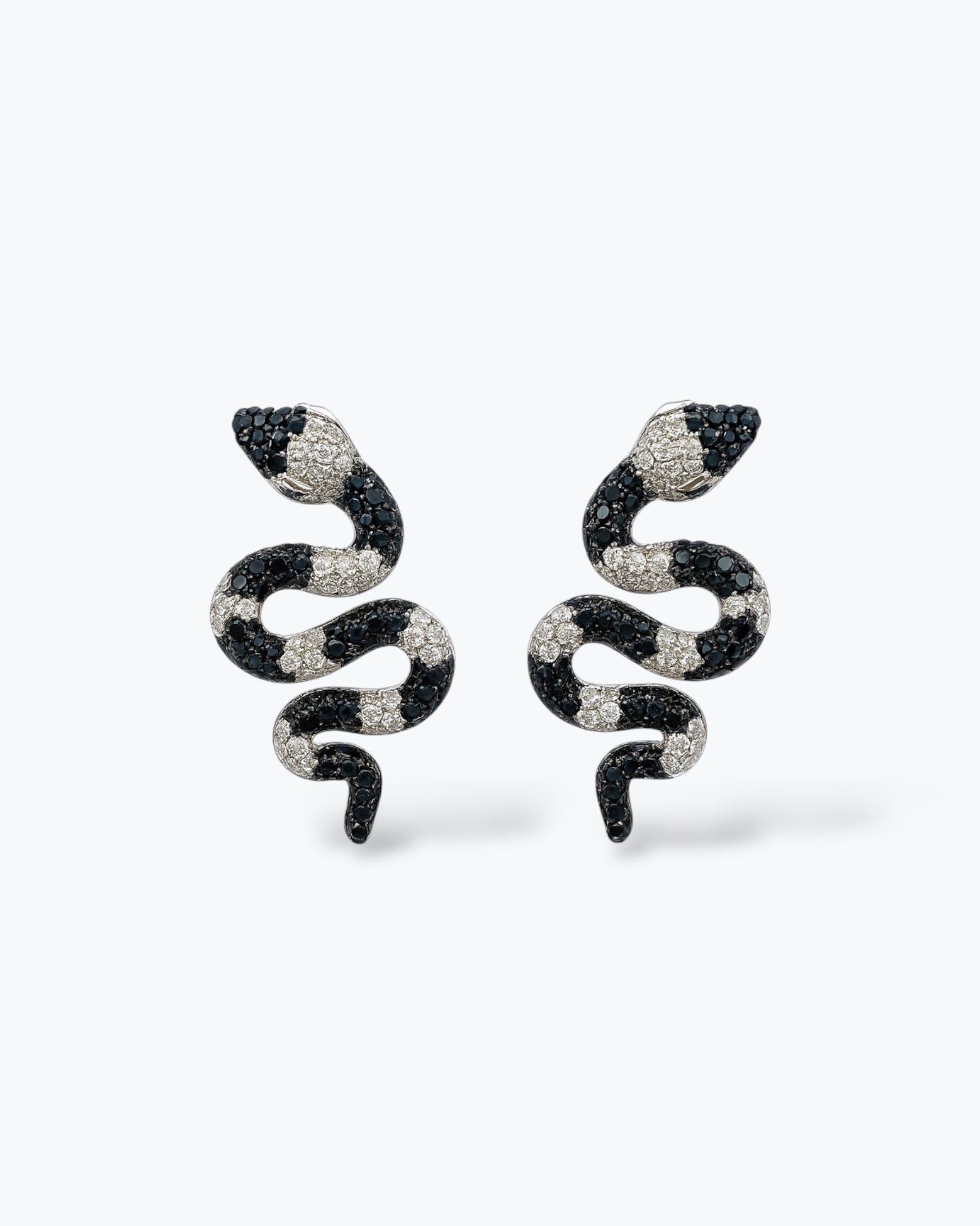 Orecchini pendenti a forma di serpente a spirale in argento 925 con pavé geometrico a fasce di zirconi bianchi e neri Di Luce Bijoux