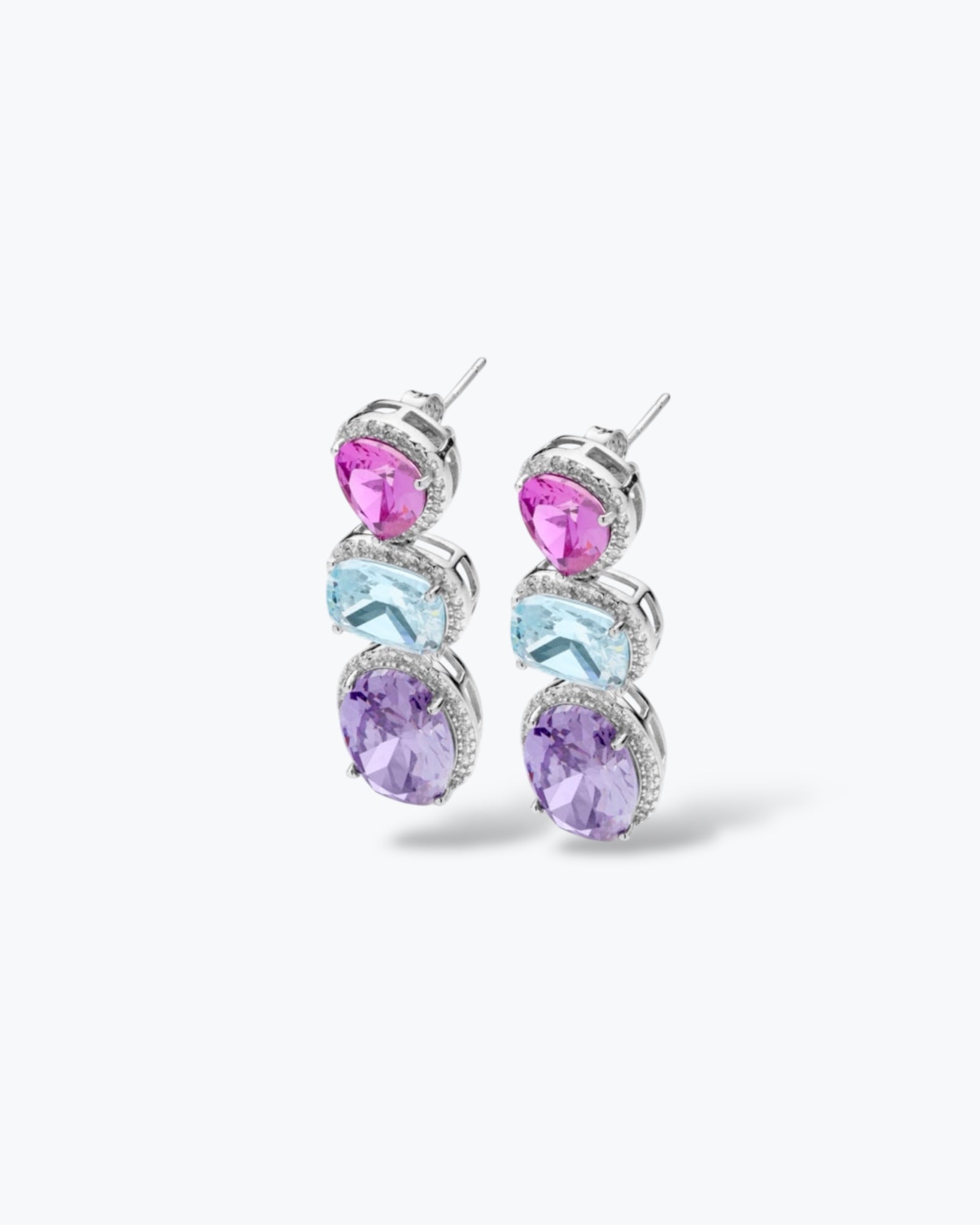 Orecchini pendenti verticali trilogy in argento 925 rodiato con tre pietre sfaccettate nei toni del rosa, azzurro e viola contornate da zirconi Di Luce Bijoux